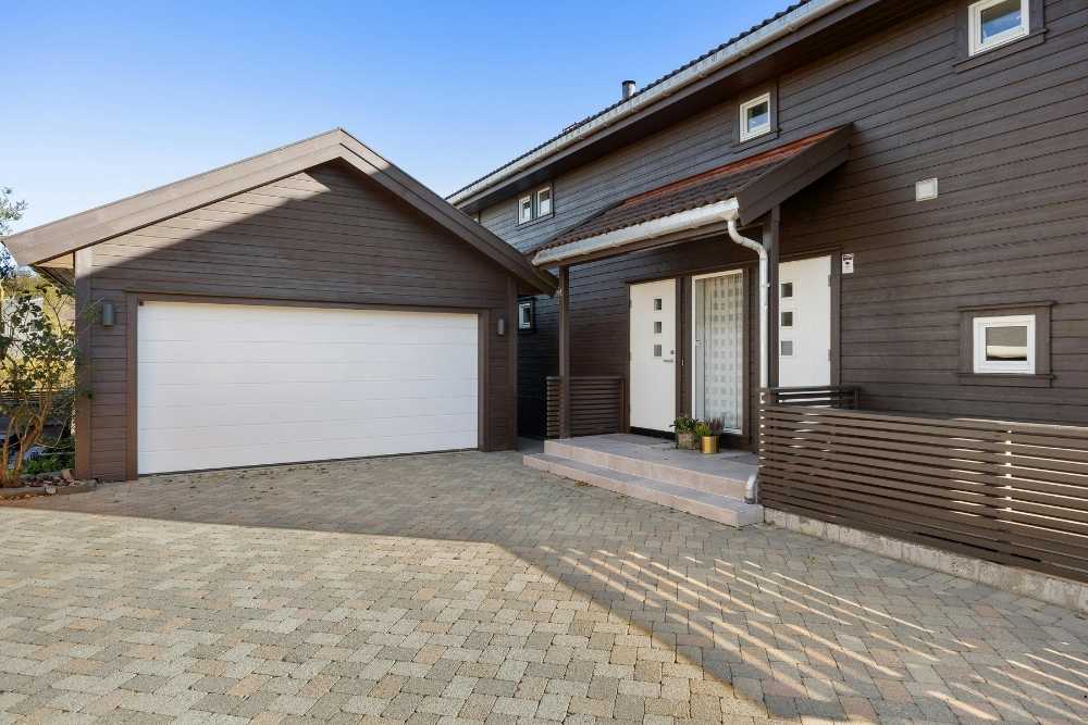 garage door service contractor in Apple Valley, CA